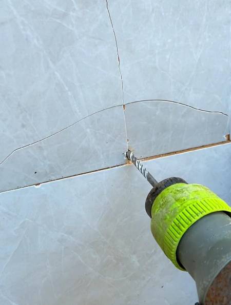 没有电钻怎么在瓷砖墙上打孔(没有电钻怎么在瓷砖墙上打孔视频)