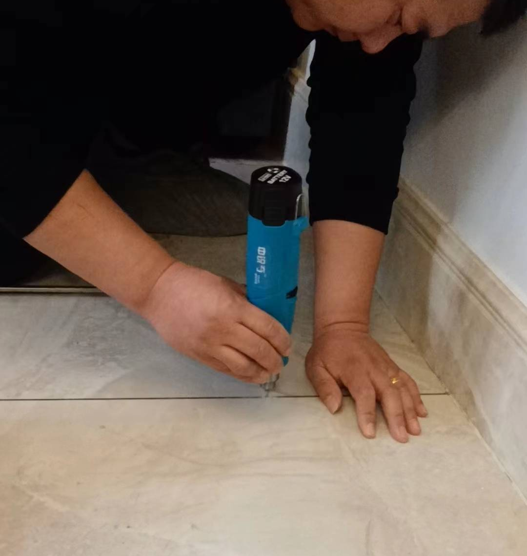 墙砖翘起来了怎么修复好看(家里的墙砖翘起来了怎么修补)